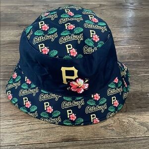 NWT Pittsburgh Pirates Reversible Bucket Hat